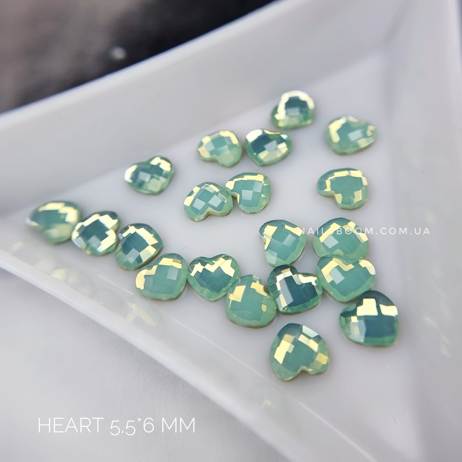 Камінці фігурні Green Opal Heart 5.5*6 мм, 10 шт